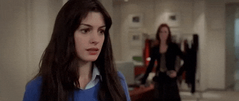 Anne Hathaway como Andy Sachs y Emily Blunt como Emily Charlton en la película 'El diablo viste a la moda' (2006).- Blog Hola Telcel 