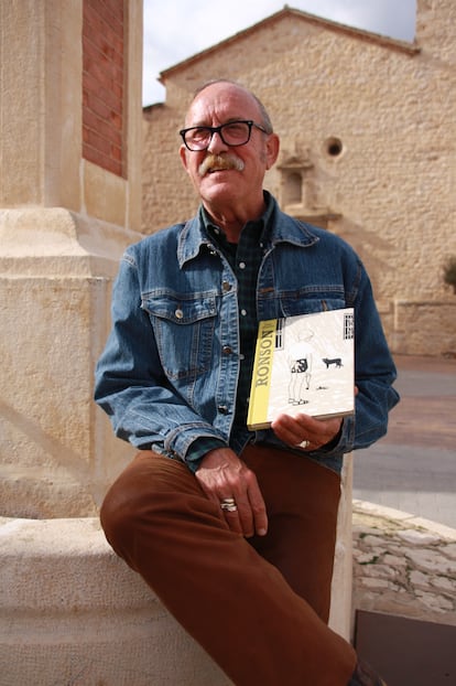 Julio César Sebastián sostiene el libro creado por su hijo y que cuenta su infancia en el pueblo de Sinarcas.