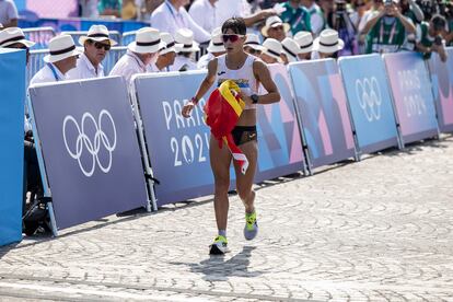  María Pérez llega a meta en segunda posición, en la competición de marcha atlética femenina, este jueves.