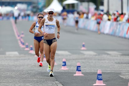 La atleta española María Pérez, en primer término, en el maratón de marcha por relevos, este miércoles en la capital francesa.