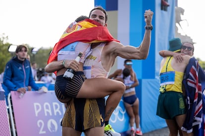 Álvaro Martín y María Pérez celebran su oro en la prueba de maratón mixto de marcha en los Juegos Olímpicos de París 2024.