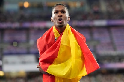 Jordan Díaz con la bandera de España tras ganar el oro olímpico