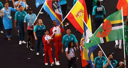 María Pérez y Jordan Díaz, los abanderados de España, entran en el Estadio.