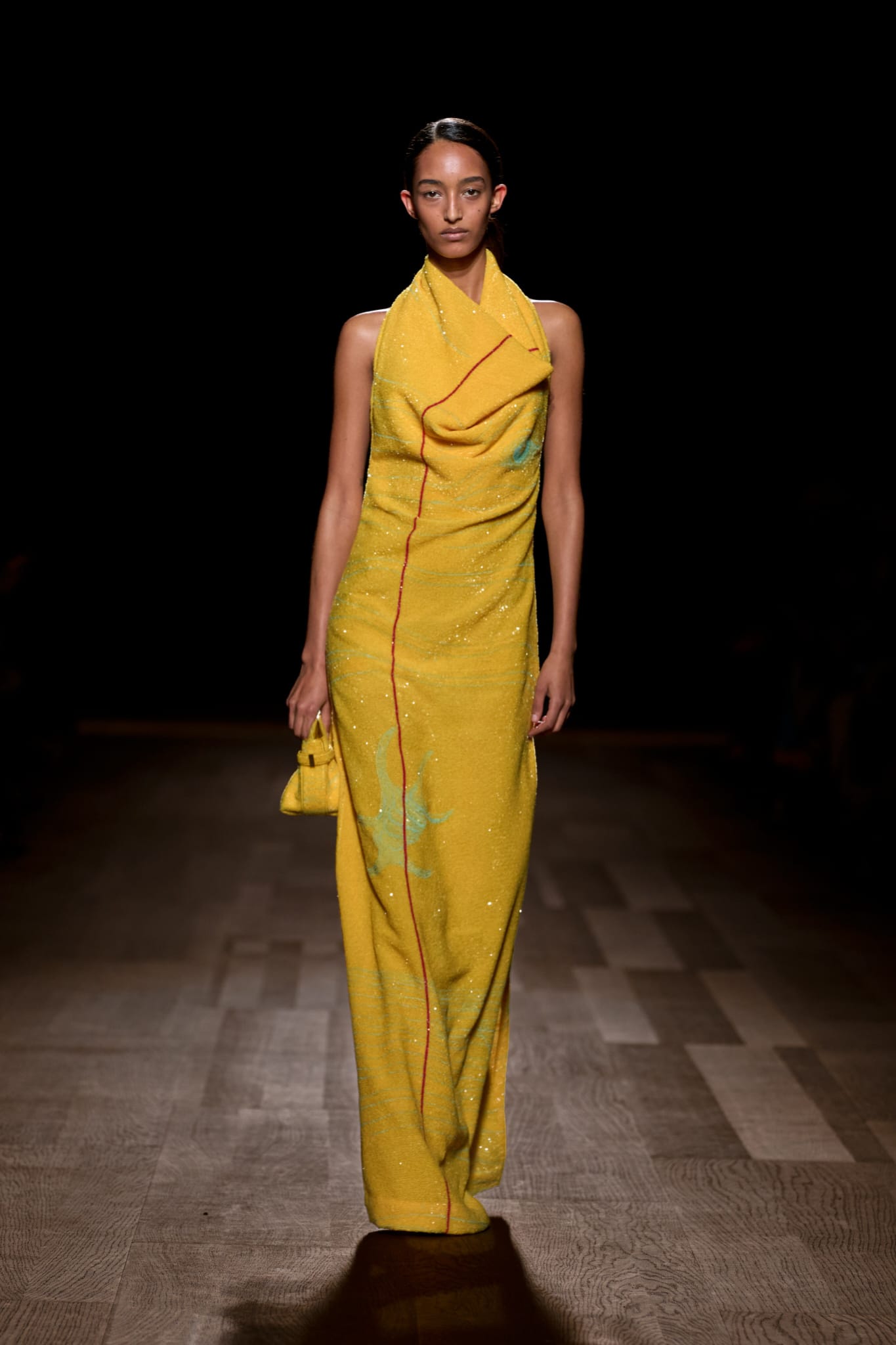 Bolso amarillo en la colección otoñoinvierno 2024 de Ferragamo