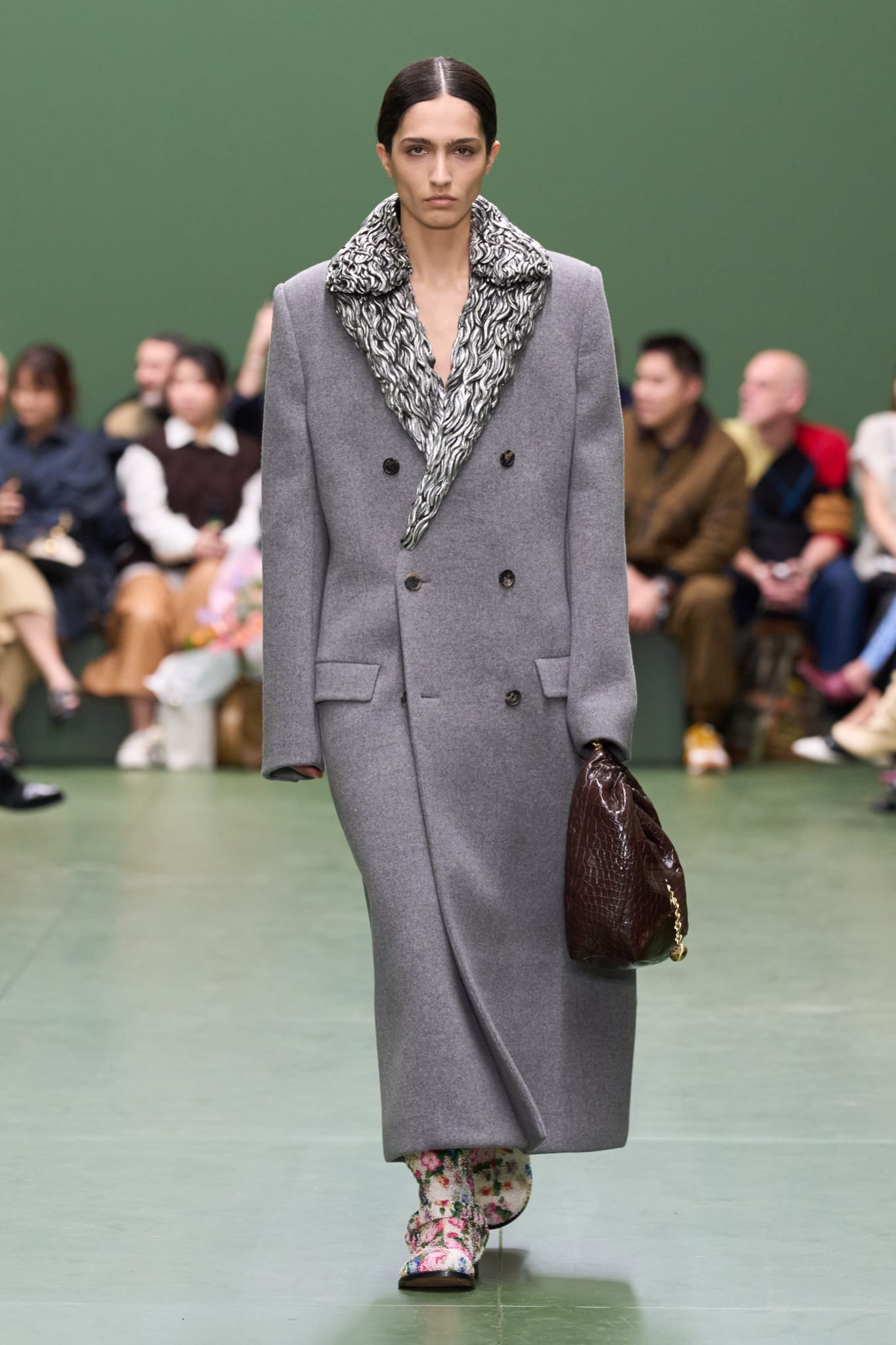 Bolso cocodrilo en la colección otoñoinvierno 2024 de Loewe