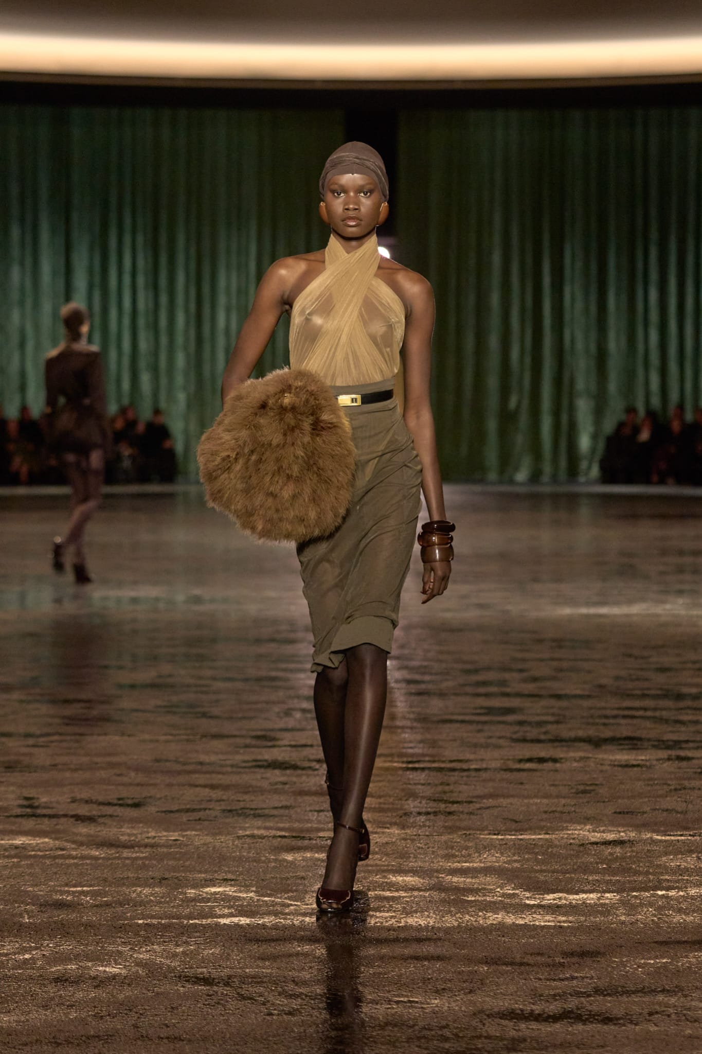 Bolso de pelo en la colección otoñoinvierno 2024 de Saint Laurent