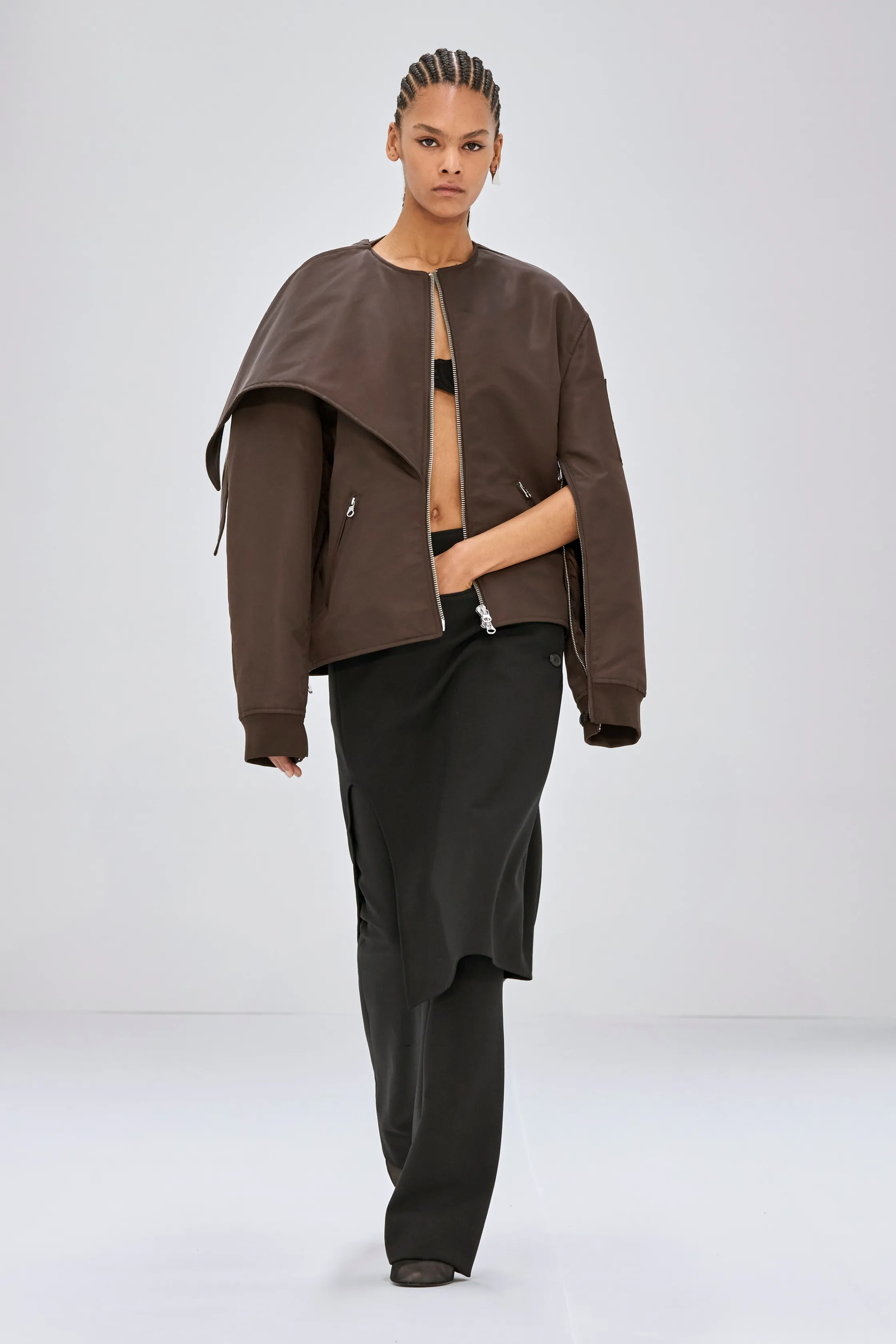 falda sobre pantalón en Courrèges otoñoinvierno 20242025.