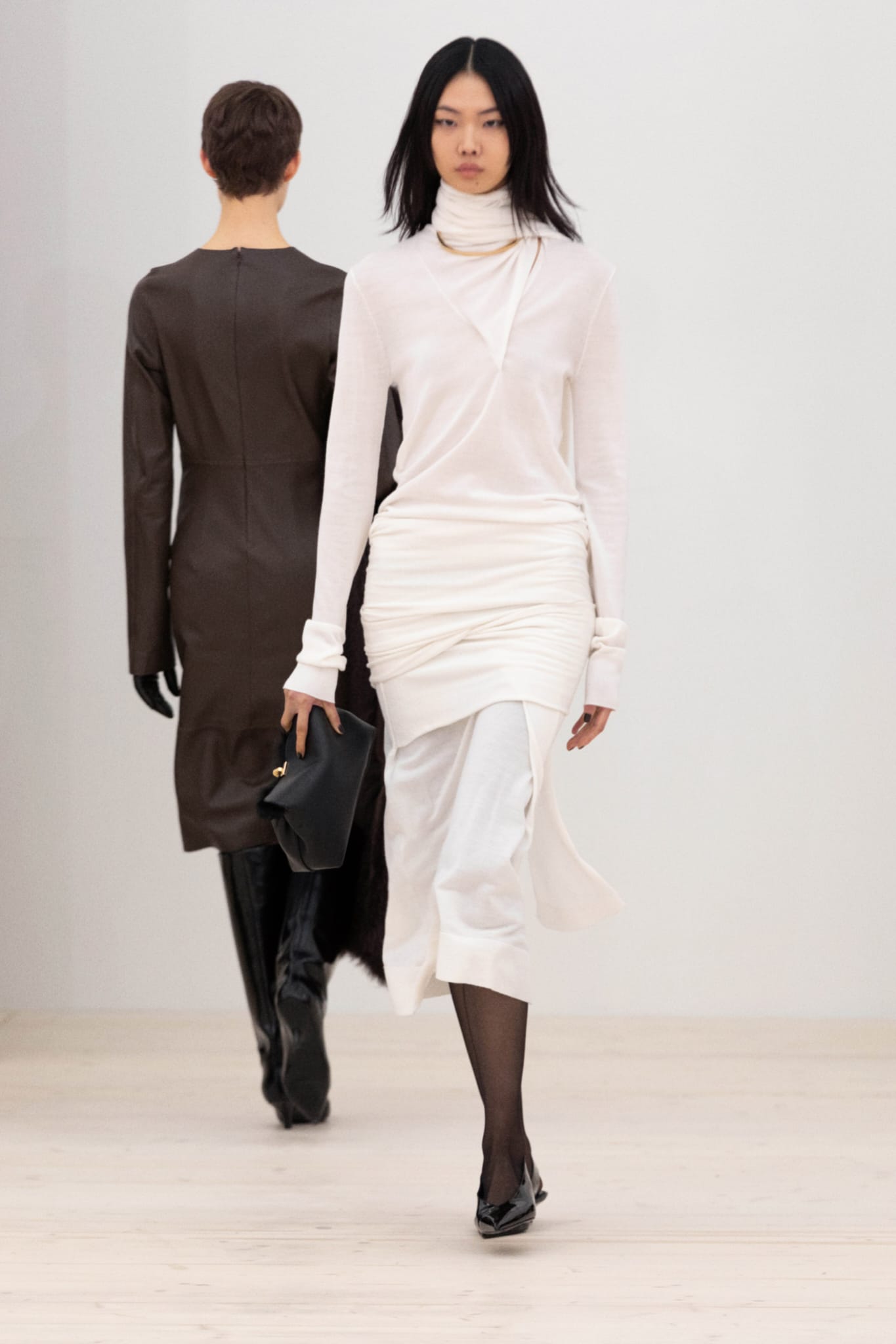 Tendencia vestidos drapeados con diseño de Toteme FW24