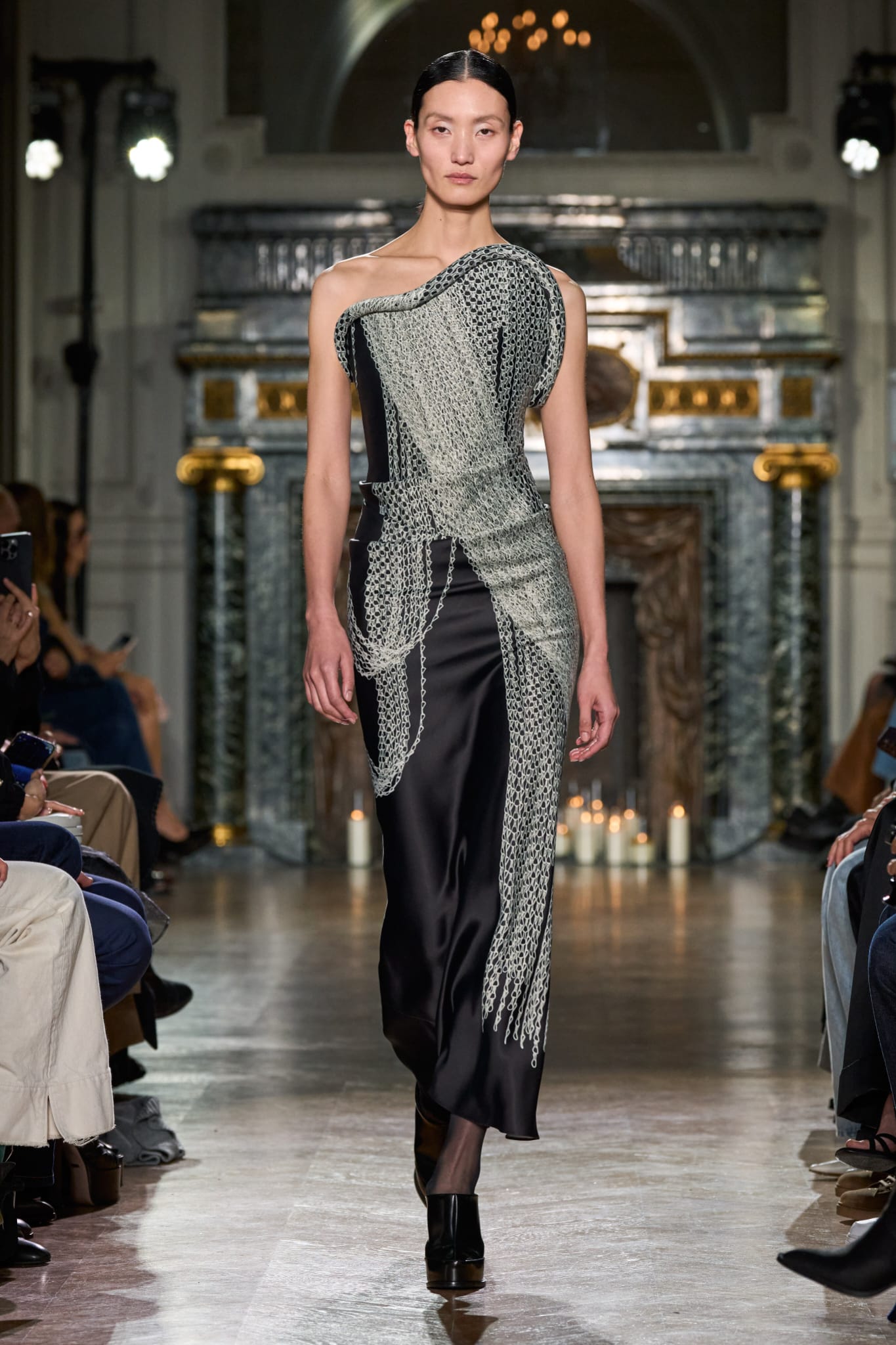 Tendencia escote bordeado para otoñoinvierno 2024 por Victoria Beckham