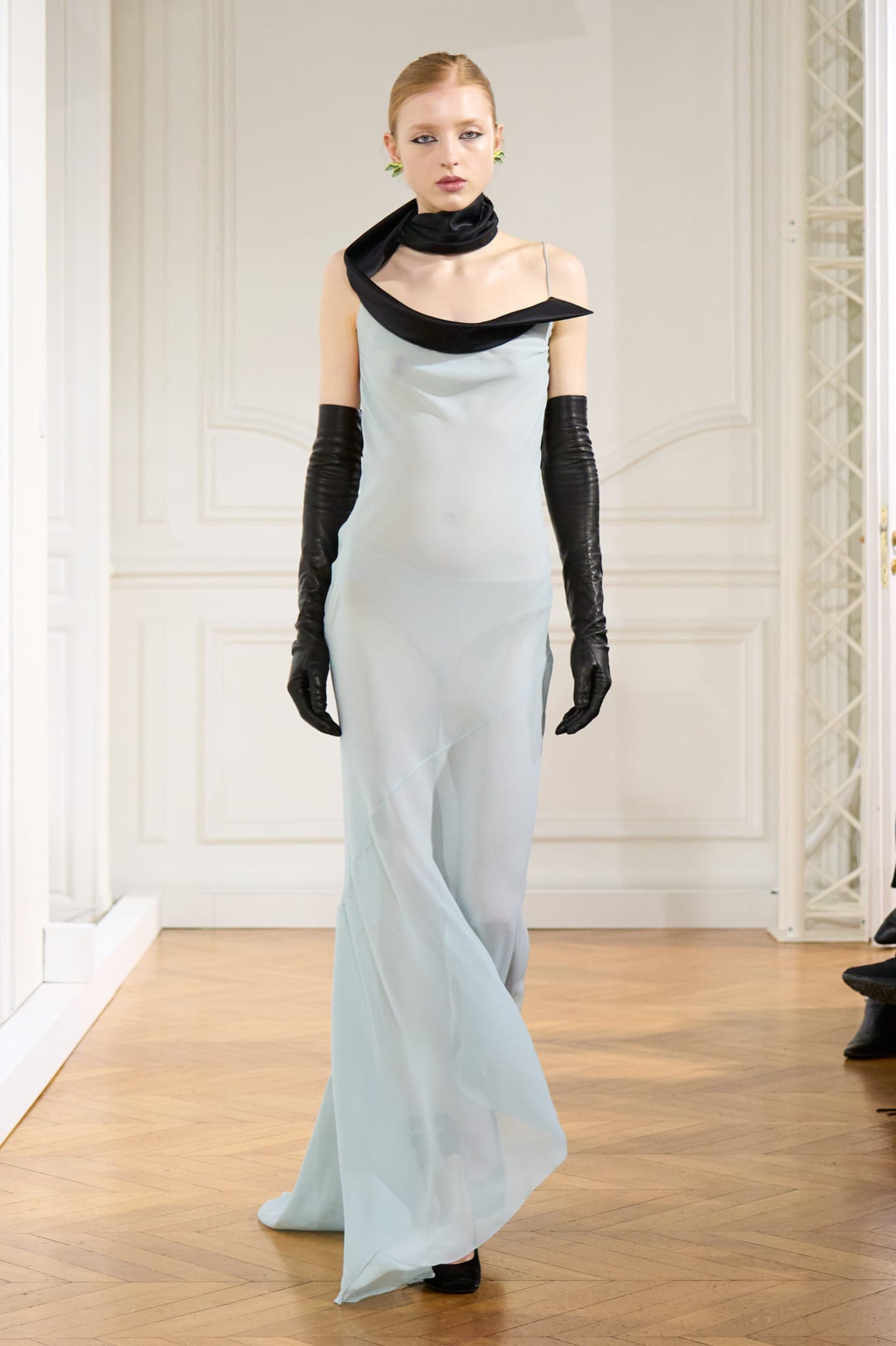 Tendencia de escote bordeado para otoñoinvierno 2024 por Givenchy