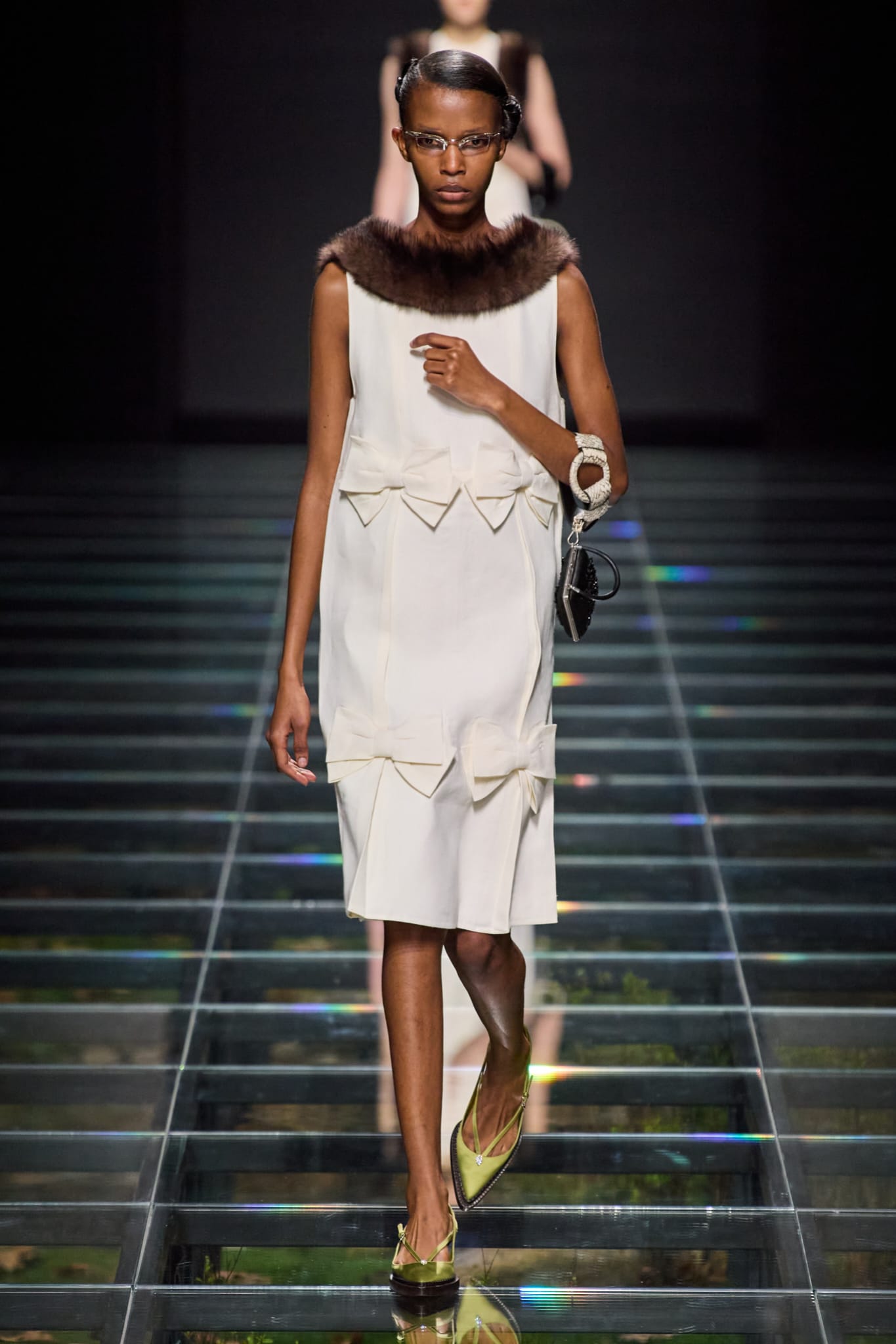 Tendencia de escote bordeado para otoñoinvierno 2024 por Prada