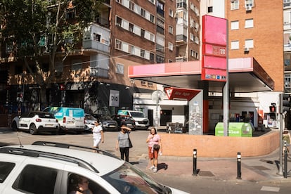 
Gasolinera incrustada entre bloques de viviendas en la calle Joaquín Verdaguer, cerca de Marqués de Vadillo. 
