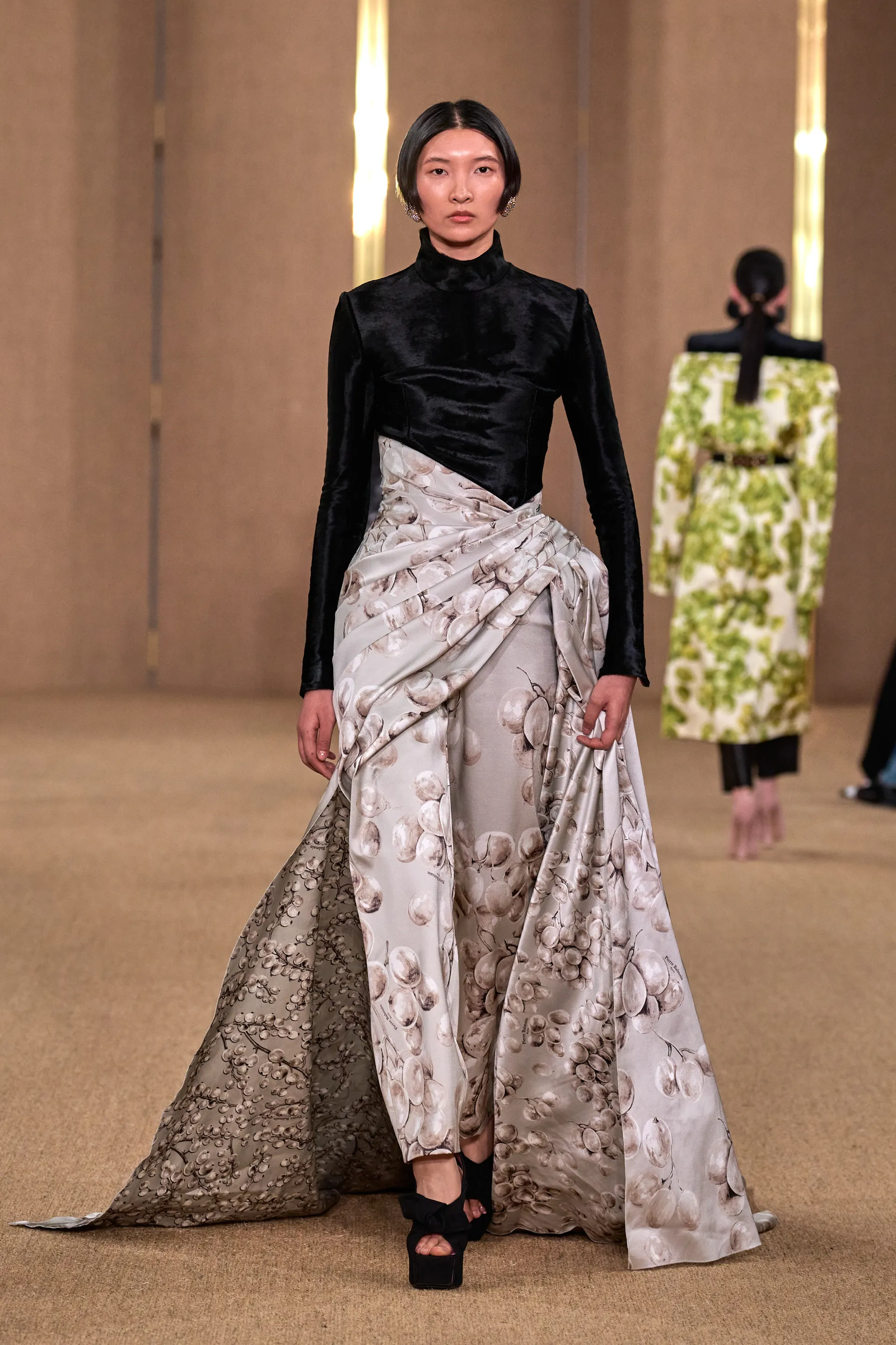 Tendencia pantalones frutas y flores otoñoinvierno 2024