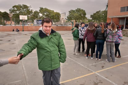 Alejandro, de la mano de un compañero, en el colegio en 2012.