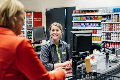 Las conversaciones improvisadas con los empleados de caja pueden ser ese resquicio para quienes no tienen prisa y prefieren una experiencia de compra menos autómata.