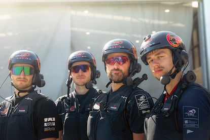 Florian Trüb, Nils Theuninck, Nico Stahlberg y Franco Noti posan ante la cámara antes de un entrenamiento en alta mar. Son cuatro de los 'cyclors' del equipo suizo.