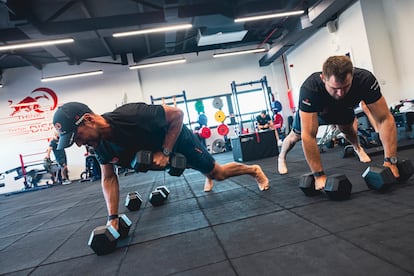 En el gimnasio, Nico Stahlberg y el que exremero olímpico Augustin Maillefer.