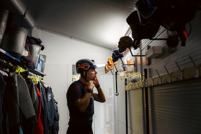 Franco Noti, uno de los 'cyclors', se prepara antes del entrenamiento. 