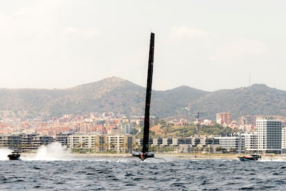 El Alinghi Red Bull Racing vuela por encima de la superficie del mar.