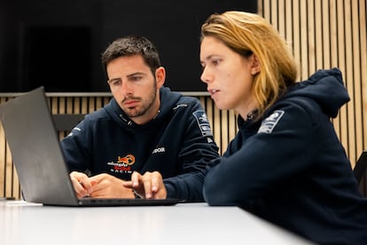 El timonel Maxime Bach y la analista de datos Andrea Emone.