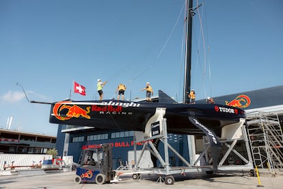 Un grupo de operarios trabaja en la preparación del AC75 del equipo Alinghi Red Bull Racing antes de ponerlo en el agua. El proceso dura unas dos horas y lo más importante es fijar el mástil.