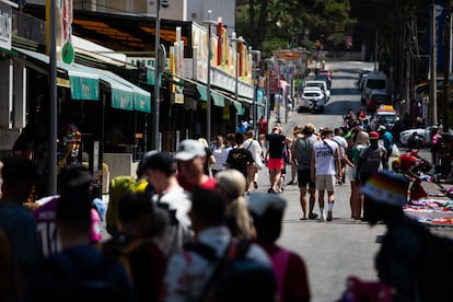 Carrer del Pare Bartomeu Salvà, a Platja de Palma, molt concurregut per turistes alemanys gràcies a las cerveseries especialitzades en turisme germànic