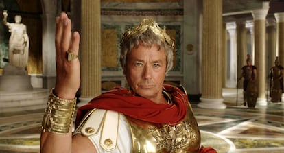 El actor Alain Delon, en un fotograma de la película de 'Astérix y los Juegos Olímpicos'.