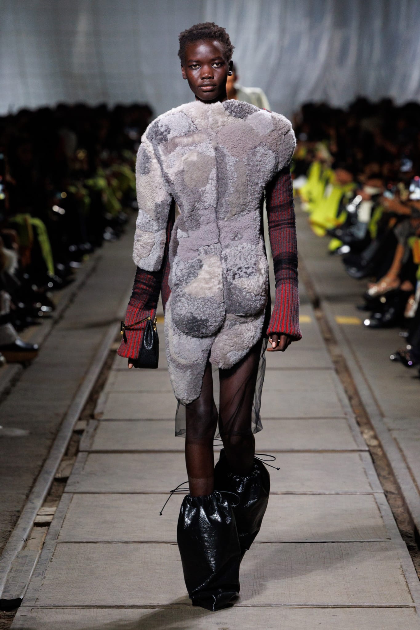 Botas hinchadas de Alexander McQueen en la colección otoñoinvierno 2024