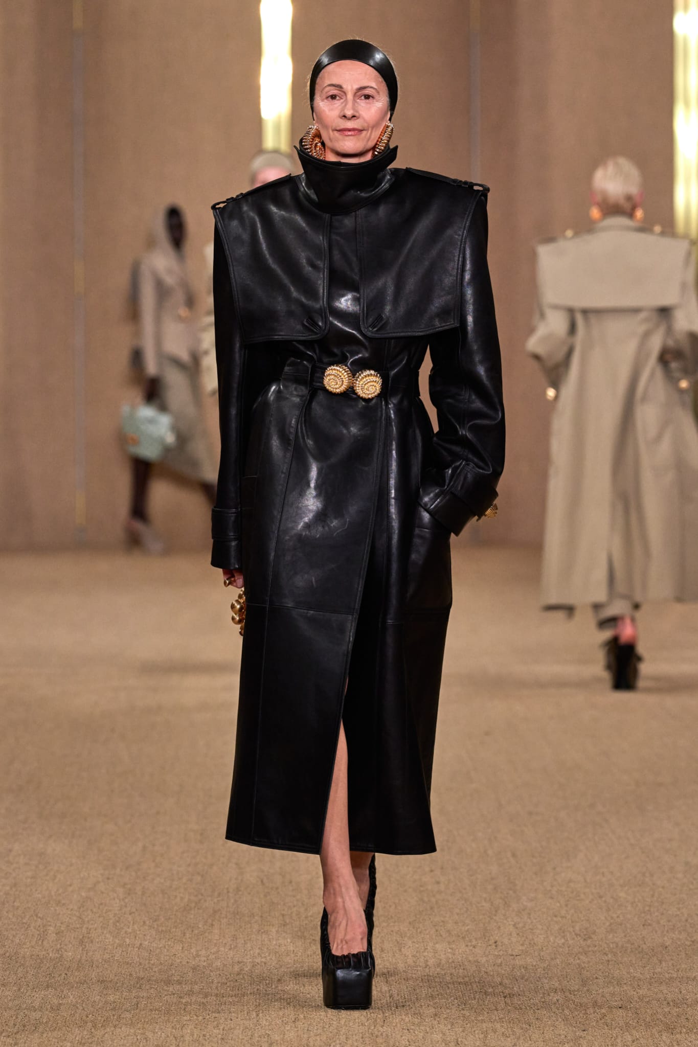 Plataformas entre las tendencias en zapatos de la colección otoñoinvierno 2024 de Balmain