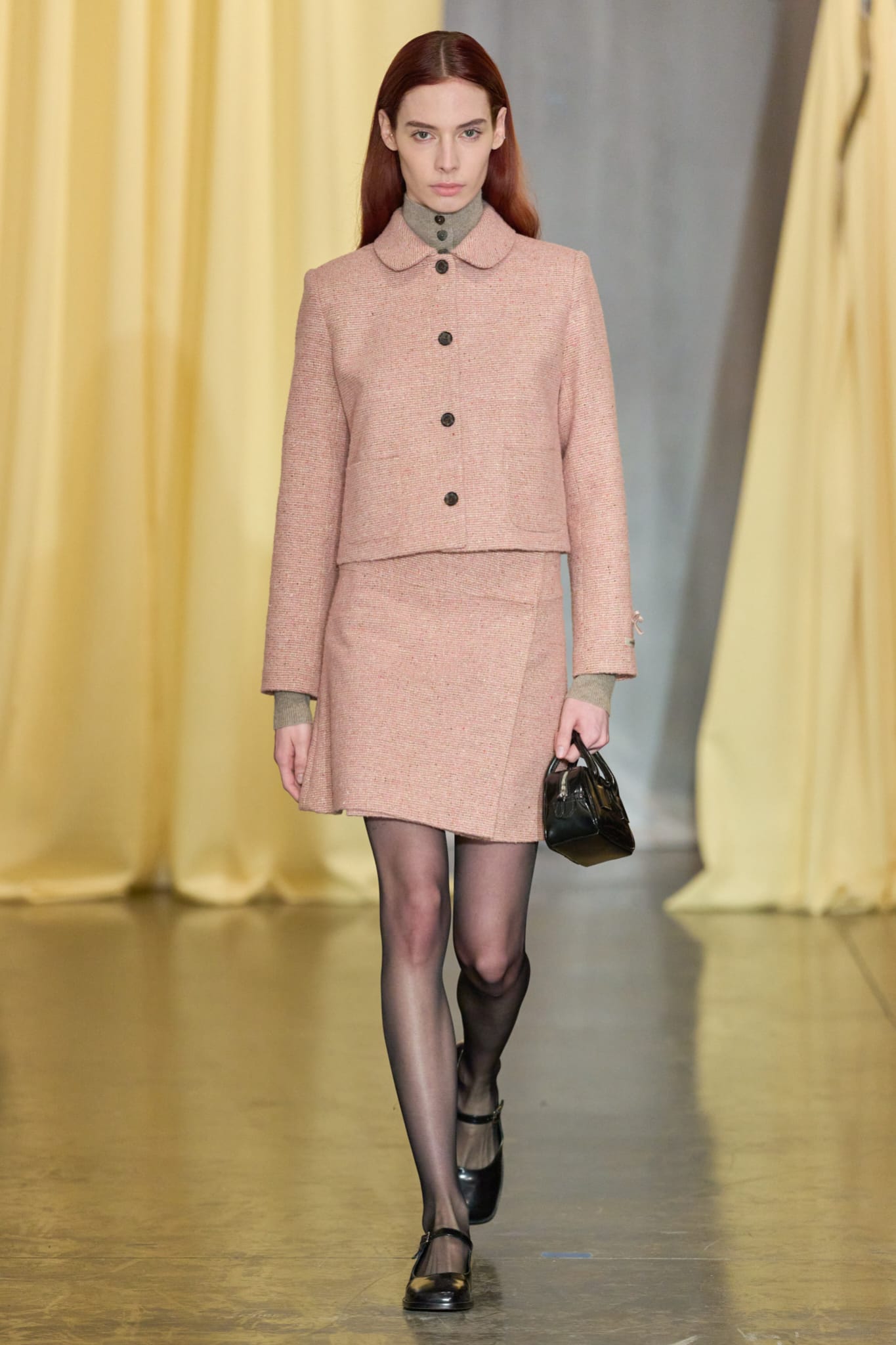 MaryJanes entre las tendencias en zapatos de la colección otoñoinvierno 2024 de Sandy Liang