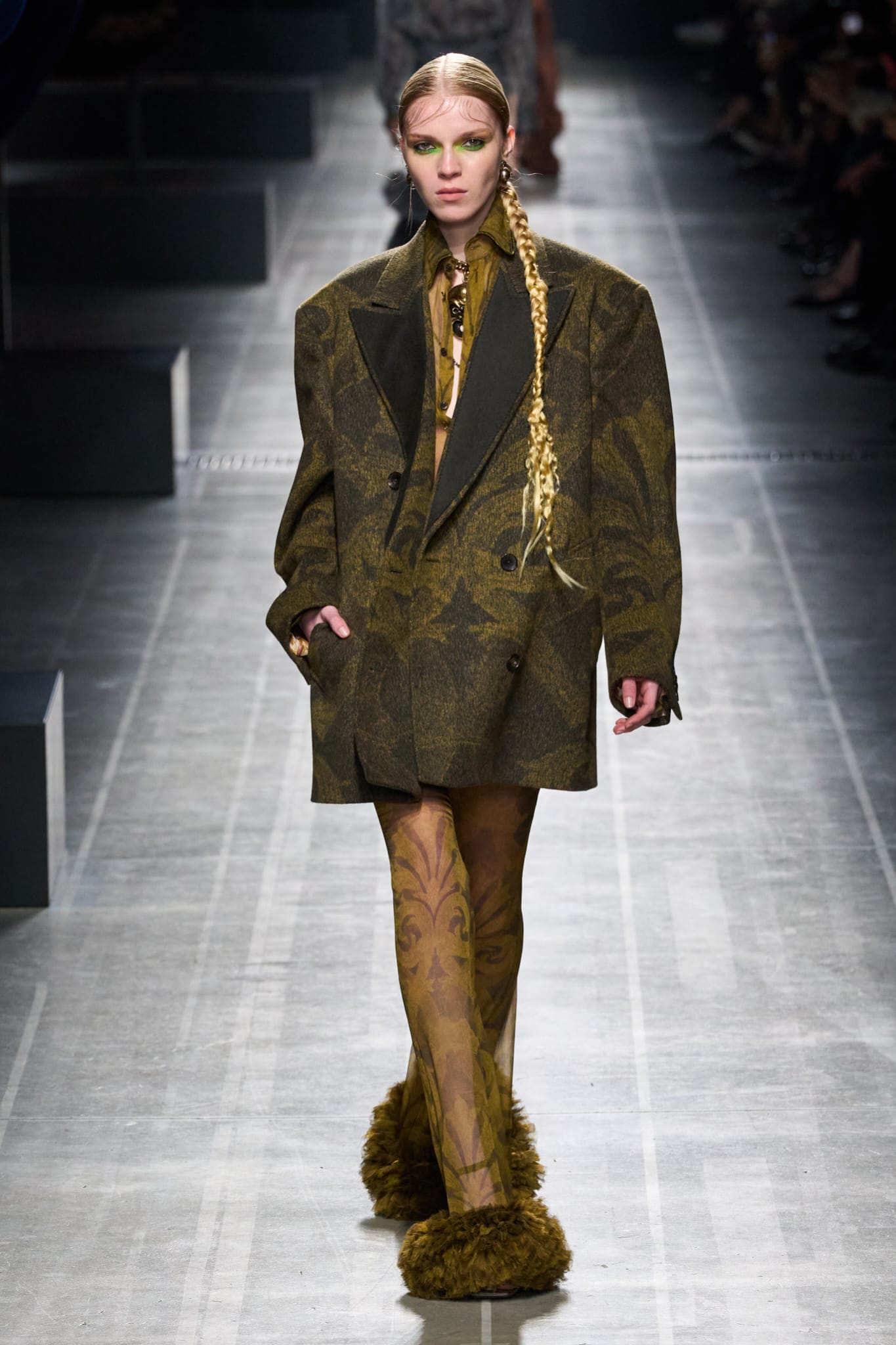 Zapatos planos con adornos entre las tendencias en zapatos en la colección otoñoinvierno 2024 de Etro