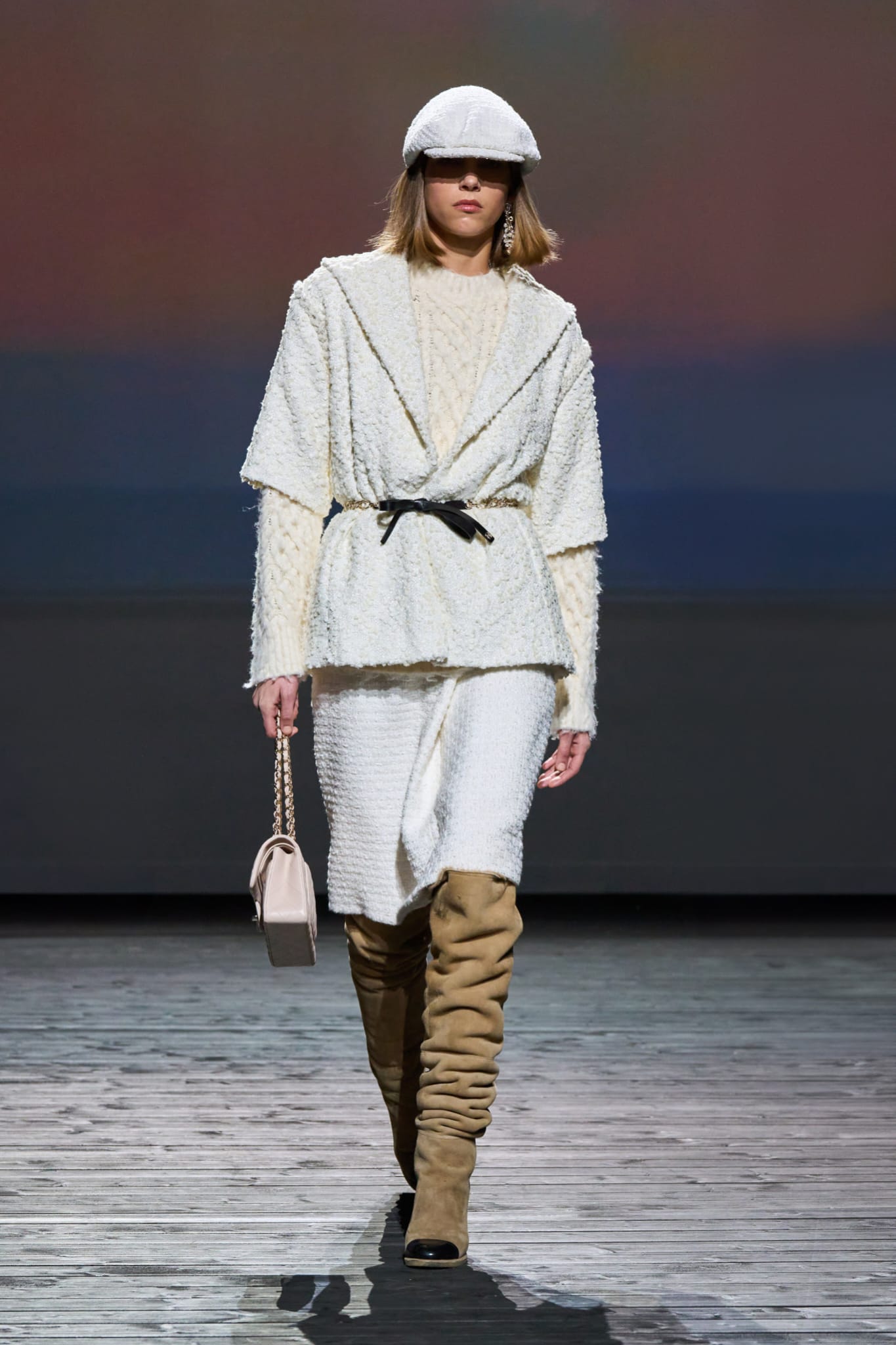 Botas de ante en la colección de otoñoinvierno 2024 de Chanel