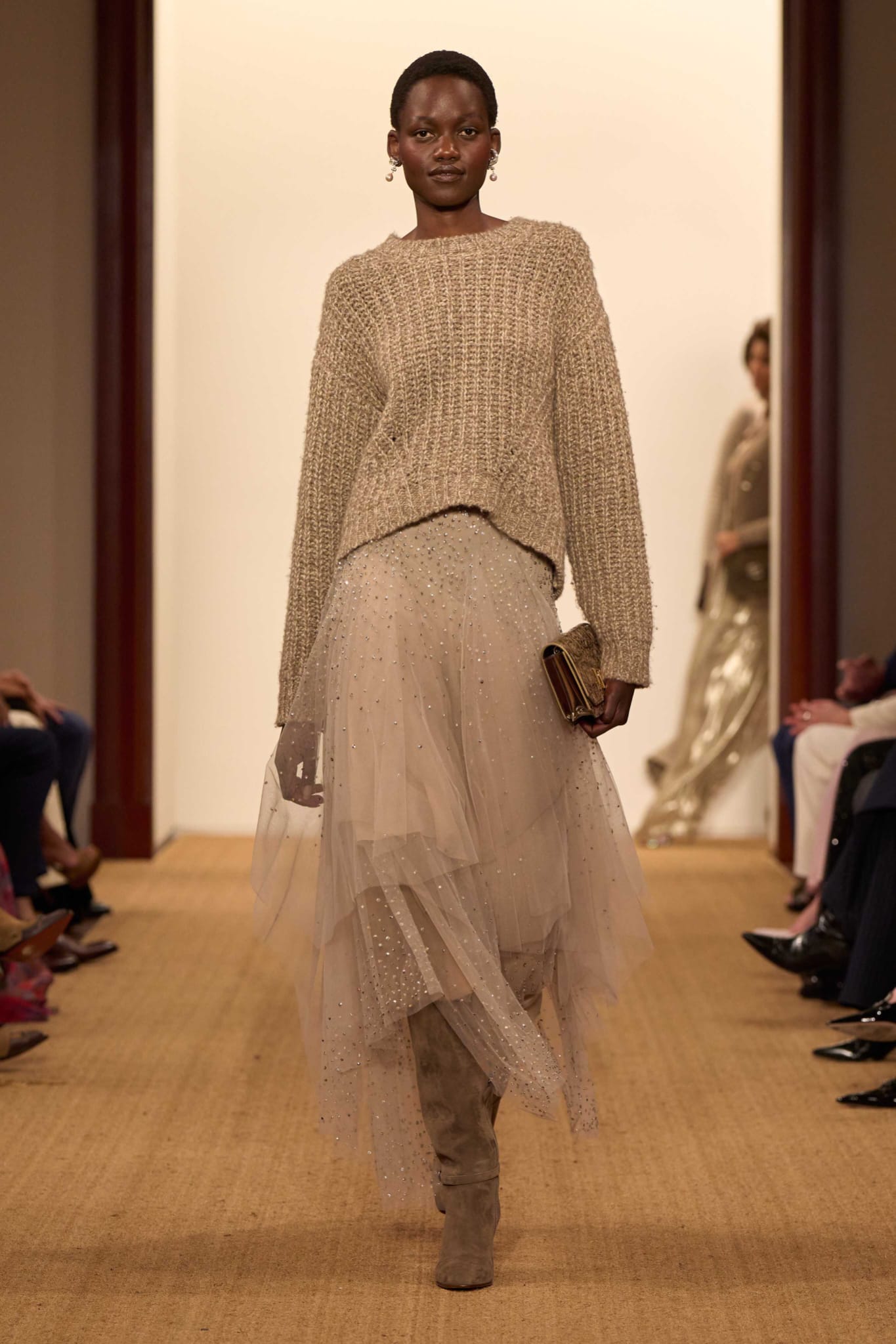 Botas de ante entre las tendencias en zapatos de la colección otoñoinvierno 2024 de Ralph Lauren