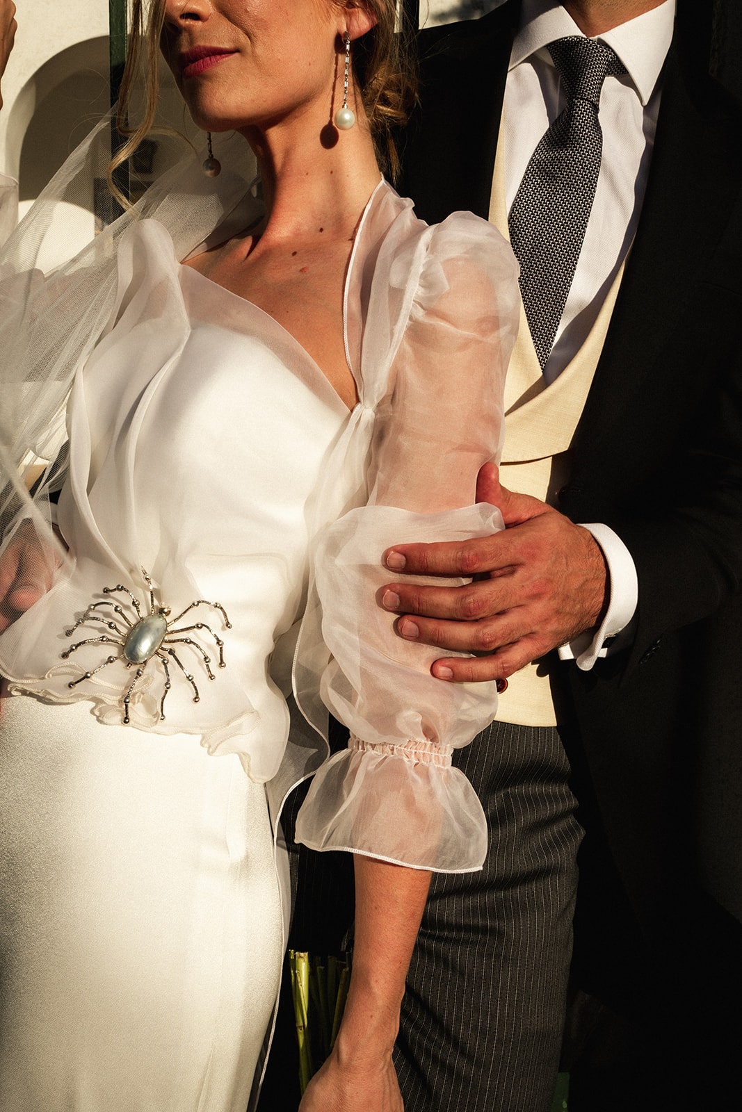 La boda en Madrid de Teresa y Ramón un baile de verano y un vestido de novia desmontable con un broche de araña