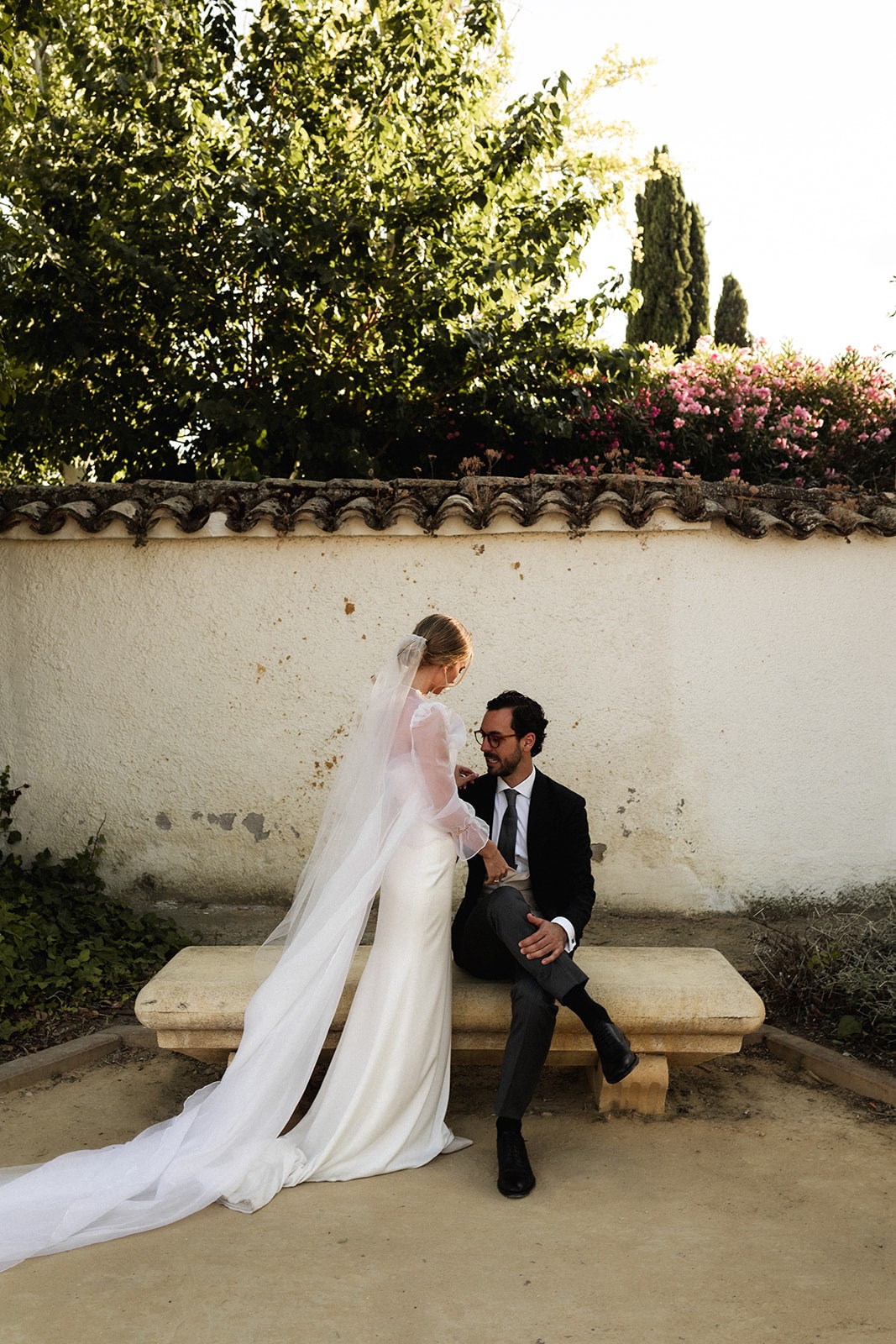 La boda en Madrid de Teresa y Ramón un baile de verano y un vestido de novia desmontable con un broche de araña