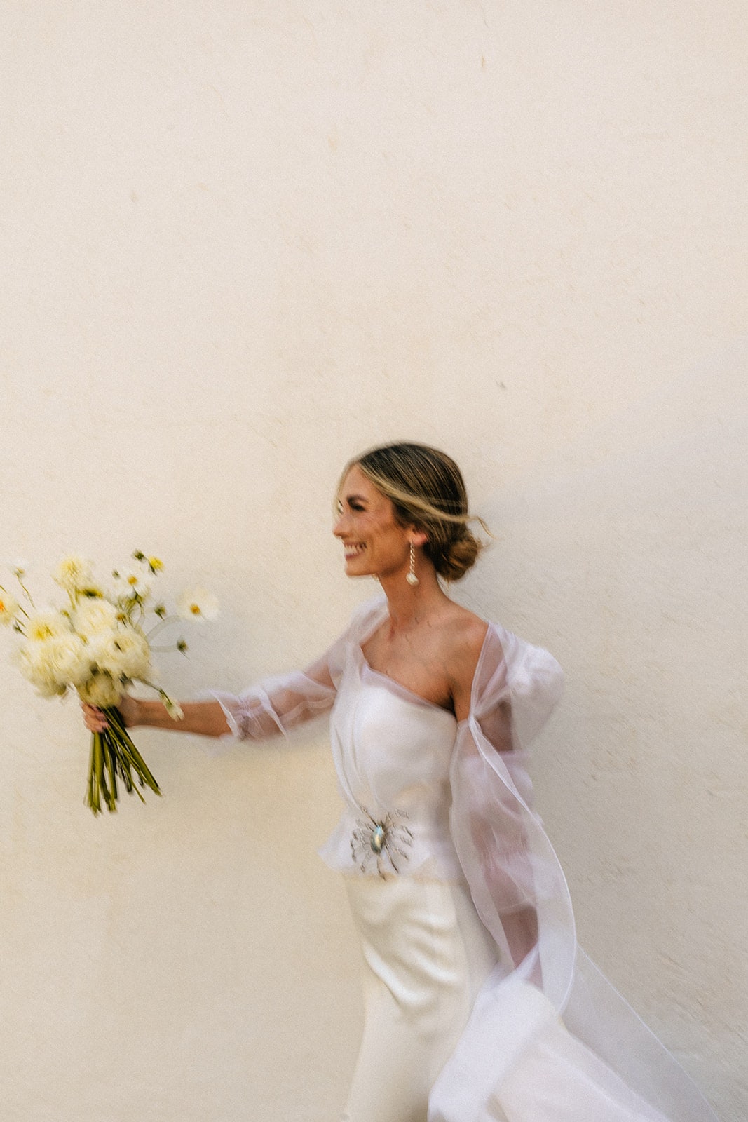 La boda en Madrid de Teresa y Ramón un baile de verano y un vestido de novia desmontable con un broche de araña