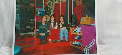 Julia, encargada de una tienda PHO, junto a Maite y Eva, dependientas.
