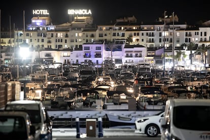 Al fondo, el Hotel Benabola en Puerto Banús.