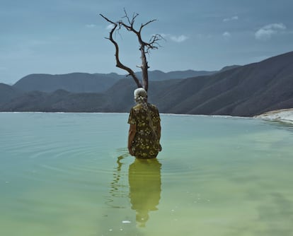 'Una piedra en el camino', de la serie 'Journey to the center', de Cristina de Middel.