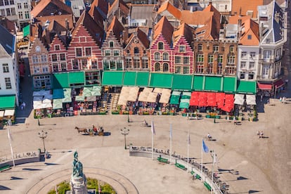Vista aérea de la céntrica plaza Markt, en Brujas.