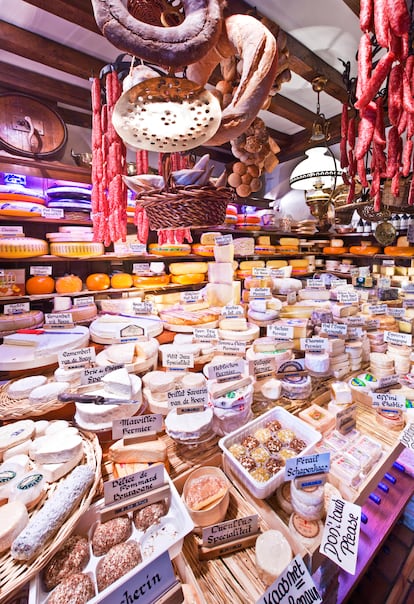 El interior de Diksmuids Boterhuis, una clásica tienda de ultramarinos de la ciudad belga.