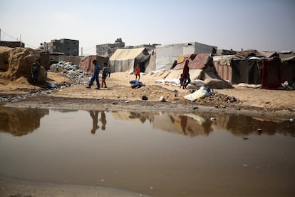 Playa cubierta por aguas residuales cerca de tiendas de campaña en Deir al Balah, en el centro de Gaza, este lunes.