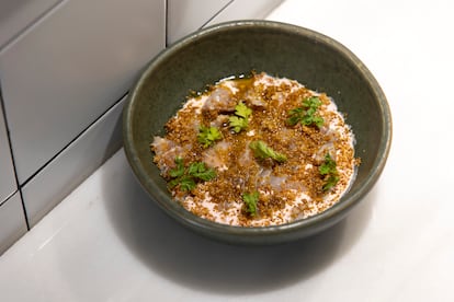 Un plato de ceviche de corvina y quinoa crujiente.