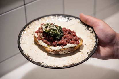 Plato de vaca vieja con salsa tártara sobre pan de centeno.