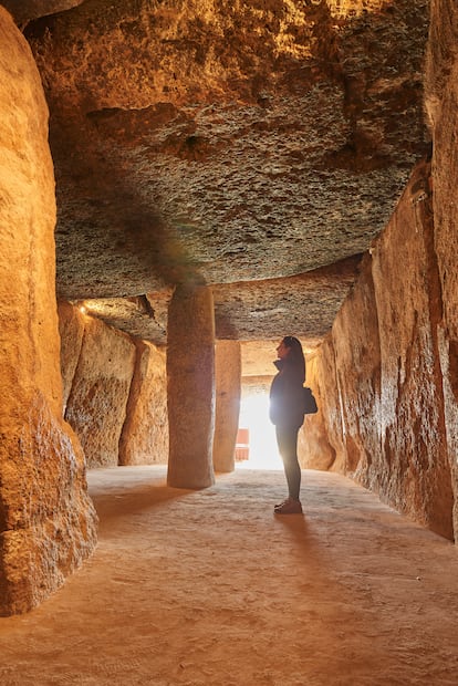 Una mujer contemplaba en 2023 el interior del monumento megalítico.