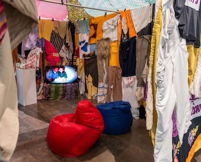 'Caminemos juntas' (2010), de Carolina Caycedo.