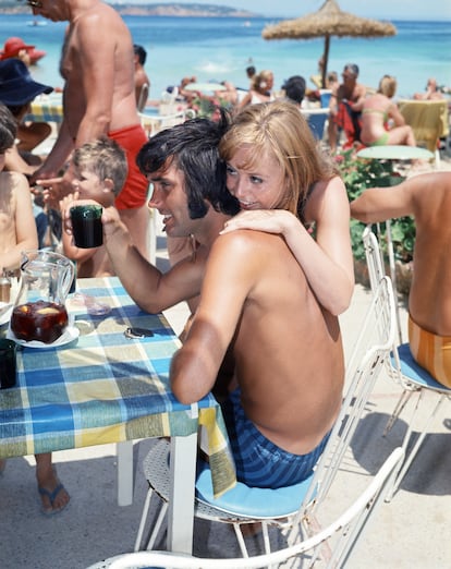 El futbolista George Best con la actriz y modelo Susan George en el verano de 1969 en Palmanova (Mallorca).