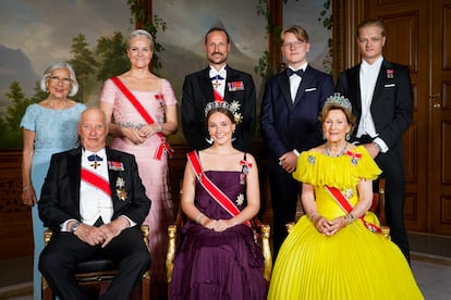 Marius Borg (arriba a la derecha), primogénito de la princesa Mette-Marit, posa con la familia real noruega con motivo del 18º cumpleaños de la princesa Ingrid Alexandra (segunda en la línea de sucesión), en junio de 2022.