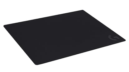 Esta alfombrilla de grandes dimensiones se vende en color negro y posee una base antideslizante.