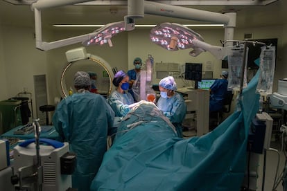 Un momento de la operación de estimulación cerebral profunda contra el dolor neuropático en un quirófano del Hospital del Mar.